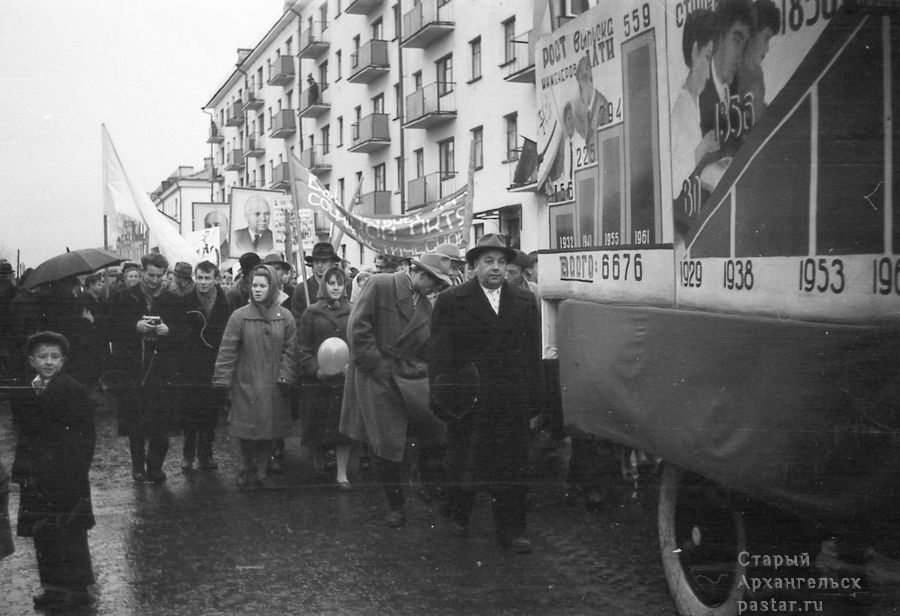 Колонна АЛТИ проходит дом Володарского, 8. 7 ноября 1961 года.
