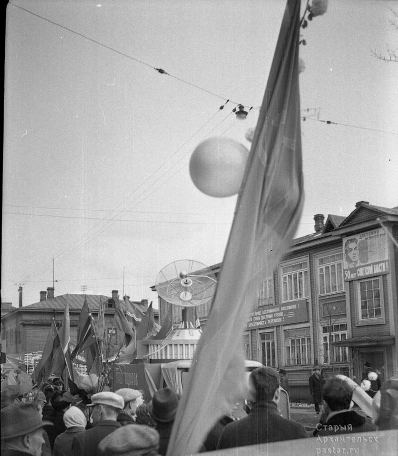 На Набережной между Володарского и Серафимовича. 7 ноября 1967 года