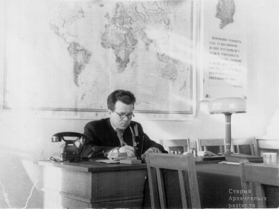 Директор школы Г. И. Федосеев в своем кабинете. Директору 28 лет.
