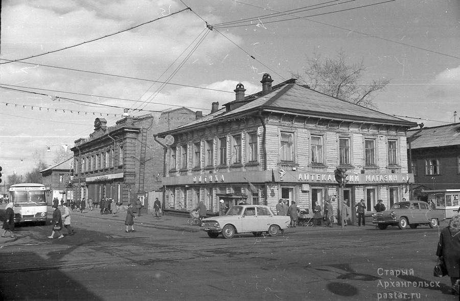 Перекресток Поморской улицы и проспекта П.Виноградова. Май 1977 год