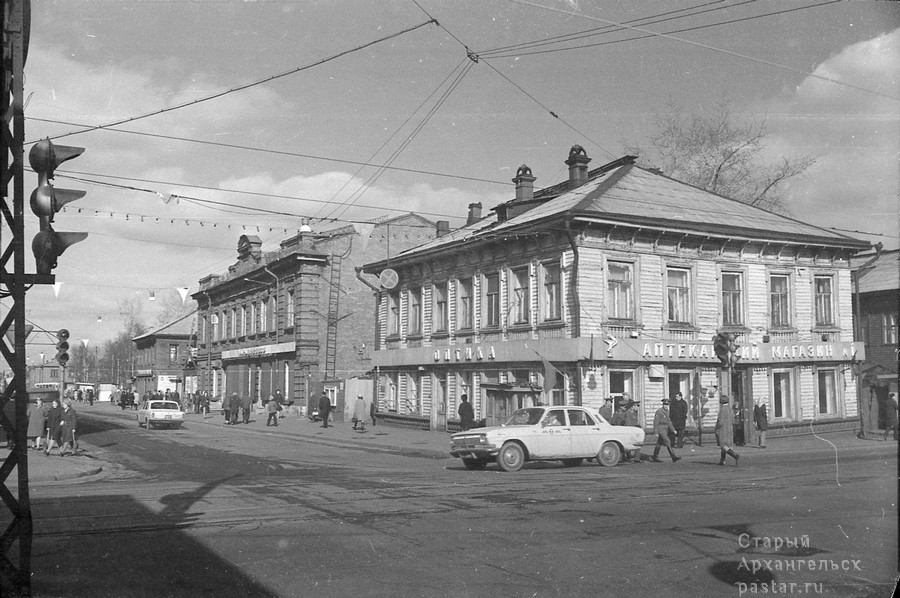 Перекресток Поморской улицы и проспекта П.Виноградова. Май 1977 год