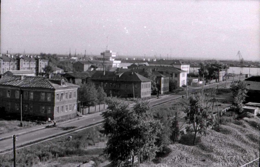 Вид на ул. Выучейского со здания отдела кадров СМП. Июль 1978 года.