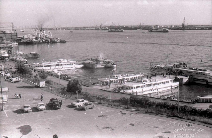 Вид на пригородные причалы со строящегося здания Дворца пионеров. Август 1978 года