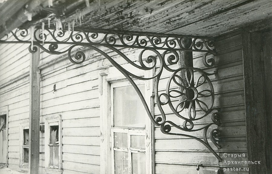 Декоративный элемент козырька-навеса над входом в дом 52
