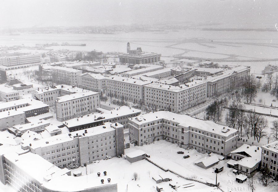 Зимний вид со здания проектных организаций на перекресток П.Виноградова-К.Либкнехта