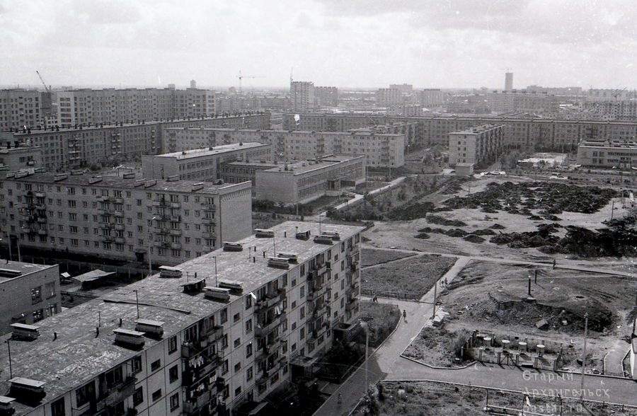 Вид с дома № 17 по пр. Дзержинского в сторону ул. Тимме. Июнь 1976 года