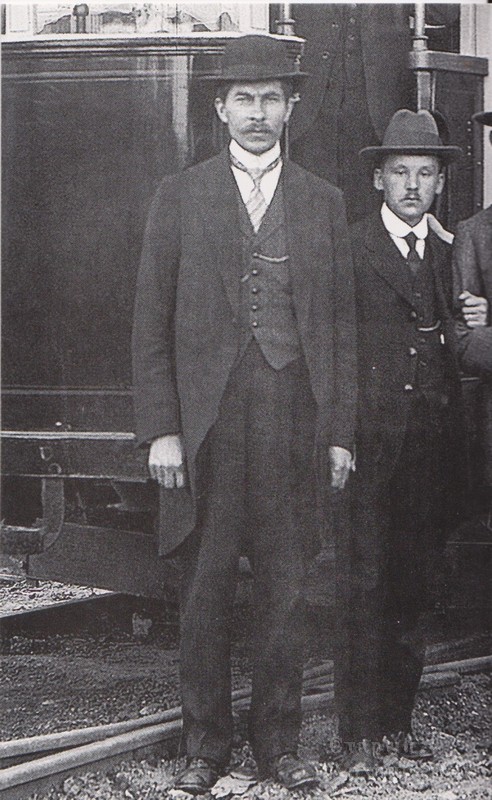 2. Константин Гаврилович Репин (слева), ответственный инженер, создатель архангельского трамвая. 1916 год.