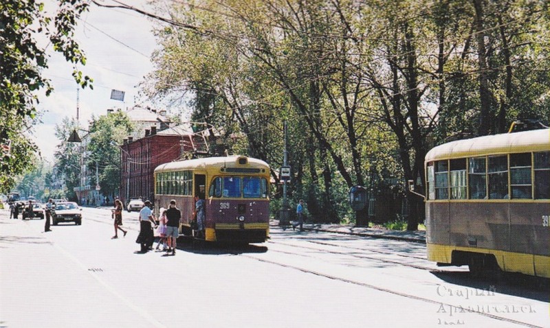 25. Вагоны РВЗ-6М2 маршрута № 2 на пр. Троицком. С августа 2001 года этот маршрут был продлён до ул. Гагарина. 2002 год.