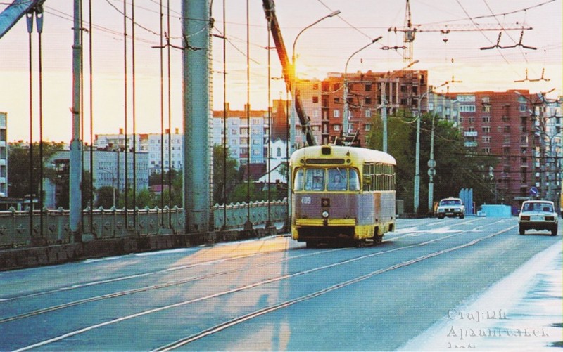 27. Вагон РВЗ-6М2 следует по Кузнечевскому мосту по пути в депо после завершения работы на маршруте № 4. 2002 год.