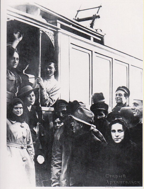 7. Снимок сделан в 1918 году летом, когда работники трамвайного депо устроили забастовку и трамваи водили английские и американские военнослужащие.