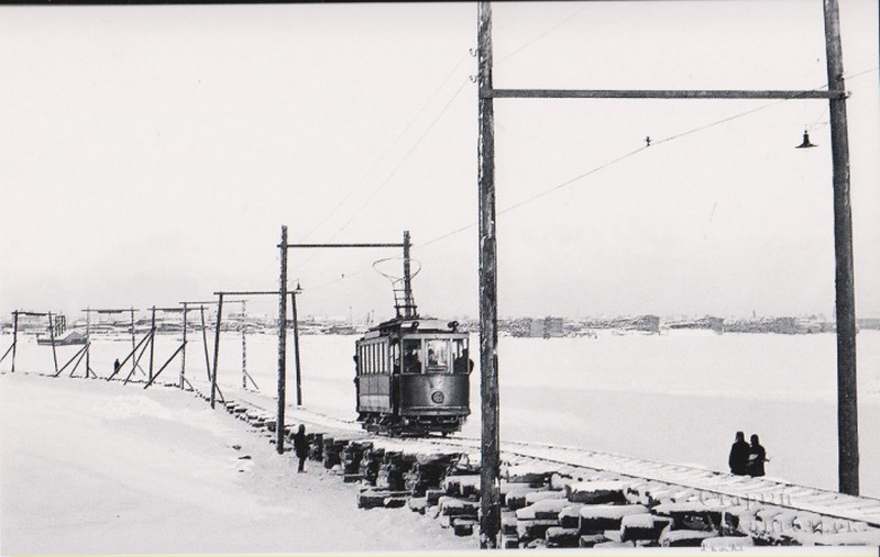 8. Ледовая трамвайная переправа через протоку Кузнечиху. 1918 год.