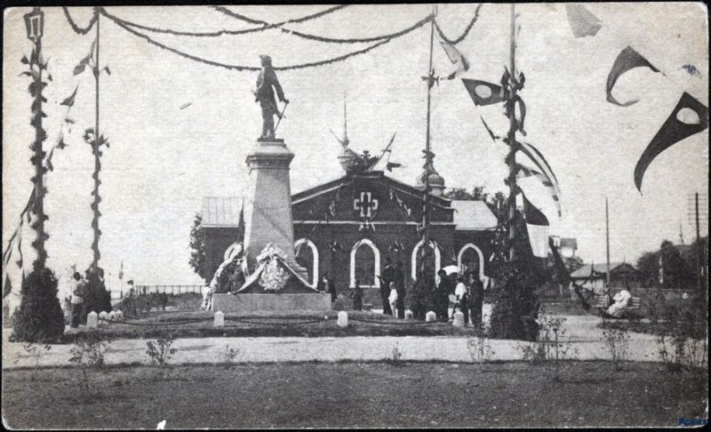 Памятник Петру 1 и пенал над его домиком