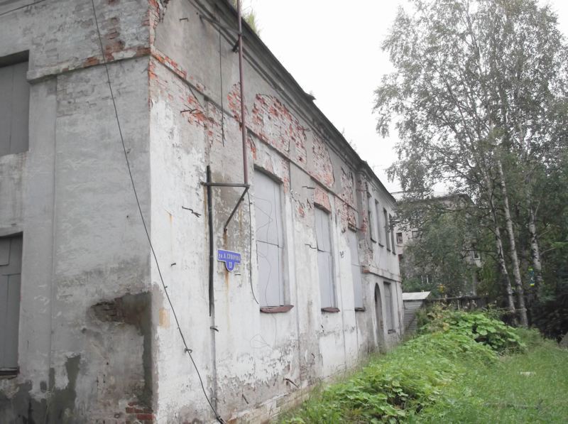 Стена со стороны Суворова