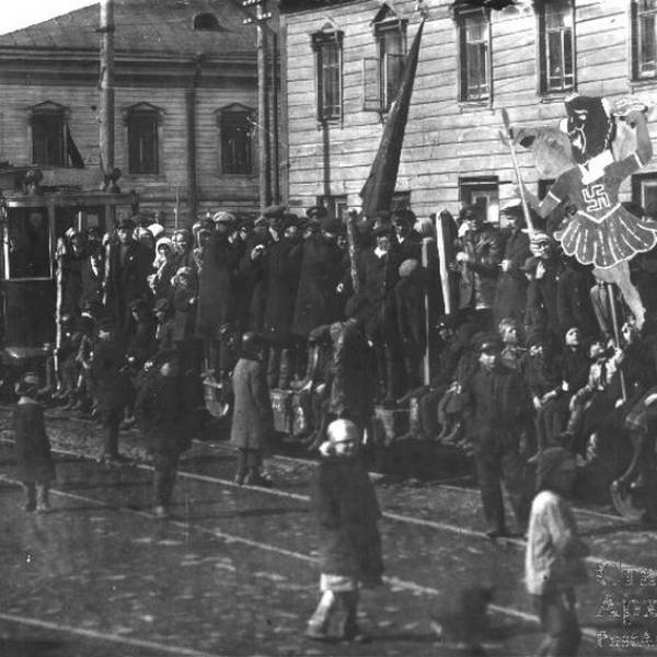 Перекресток Троицкого проспекта и ул. Правды. Бывший дом Дюковой. Фото Бирнова, 1 мая 1928 г.