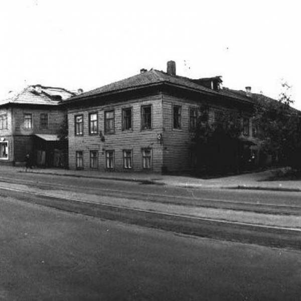 Четная сторона пр. П.Виноградова между улицами Правды и Серафимовича в 1970-х г. Дома №10 и №12.