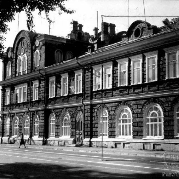 Здание бывшего Сурского подворья. Вид с проспекта. Фото А.А. Шалькевича, 1970-е гг.