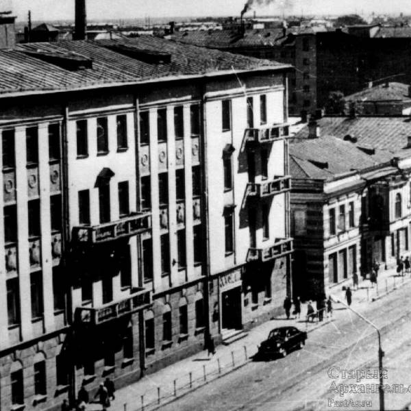 Четная сторона пр. П.Виноградова напротив Банковского переулка в 1960-х г. Дома №52 и 54