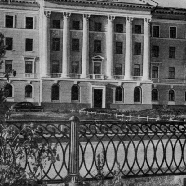 Административное здание на улице Энгельса. (Построено в 1951 г.). Фрагмент главного фасада