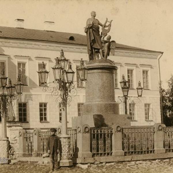 Памятник Ломоносову перед зданием присутственных мест