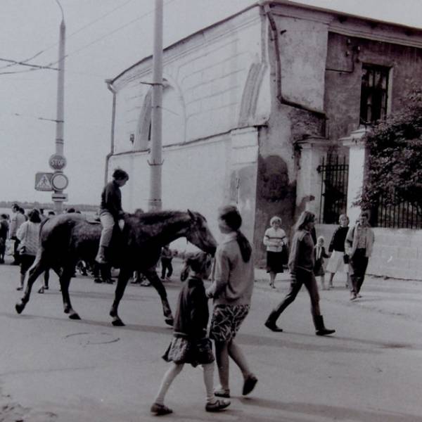 У входа в детский парк