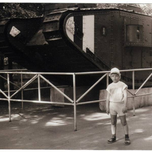 Английский танк в детском парке. 1989 год