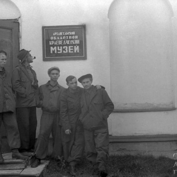 У входа в краеведческий музей. 1952 г.
