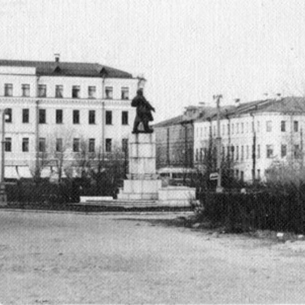 Площадь перед драмтеатром