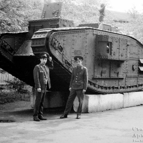 Танк в детском парке