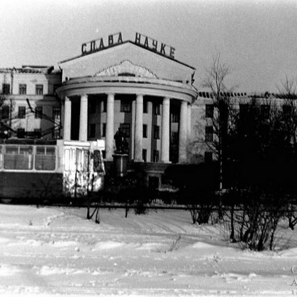 Напротив старого корпуса АЛТИ. 1975-76 гг.