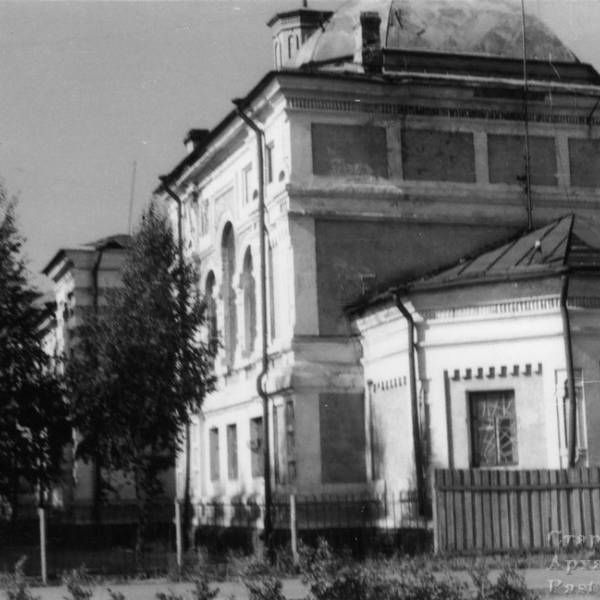 Здание бывшей богадельни Булычева со стороны Обводного канала. 1980 год