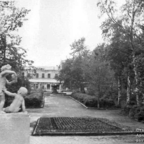 4-я школа и фонтан в парке у театра. 1951 год