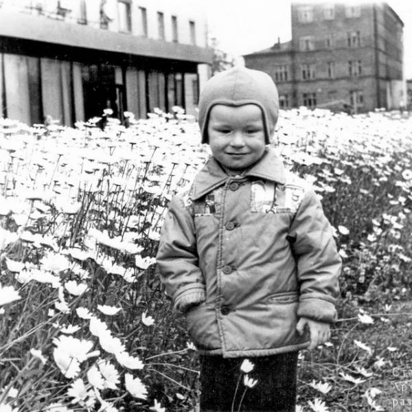Промтоварный магазин и школа №95 на ЛДК им. Ленина