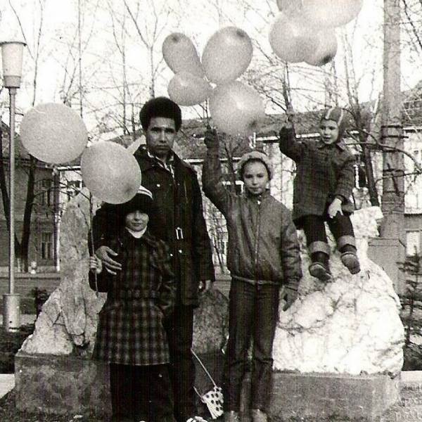 Рядом с Архангельскгеолдобычей. 1 мая 1985 года