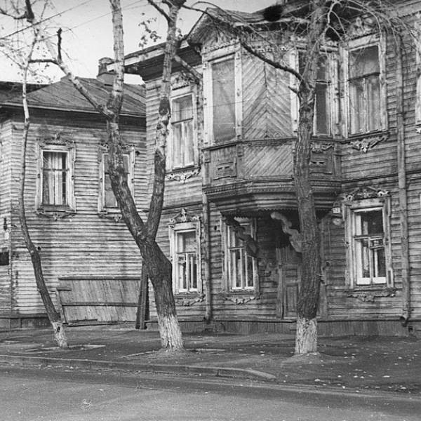 Дома 52 (и 53?) на набережной имени Ленина. Начало 1980-х годов