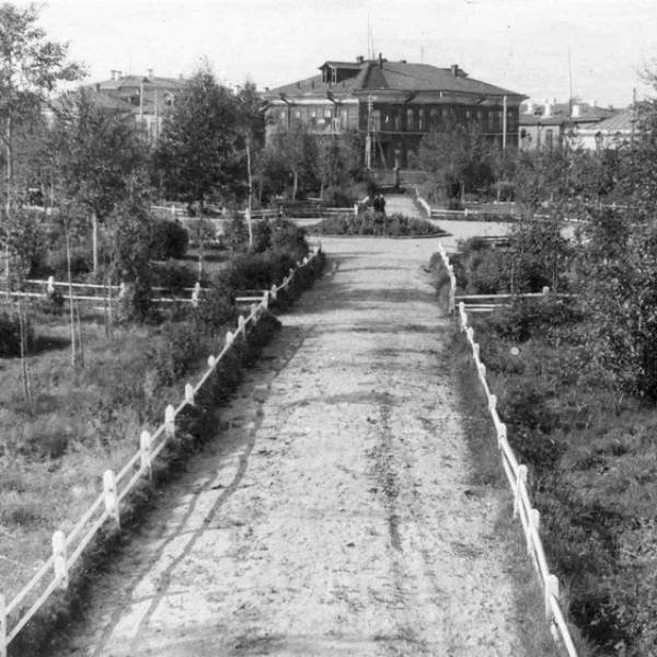 Вновь организованный сквер на месте разрушенных в 1941 г. фашистской авиацией жилых домов. Вид с южной части