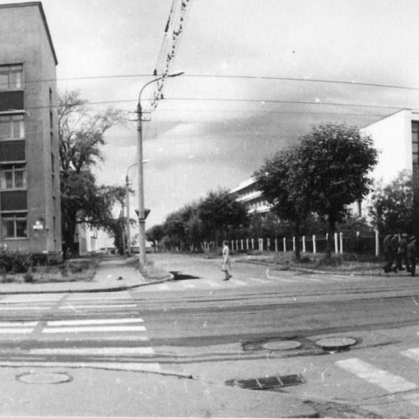 Слева - поликлиника №1, справа - спецполиклиника