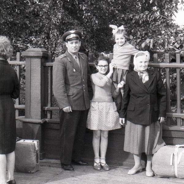 У забора старого железнодорожного вокзала. 1964 год