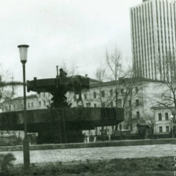 Монтаж фонтана у драмтеатра