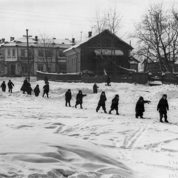 Нечетная сторона ул. Выучейского, пересечение с пр. Новгородским. 1960-е