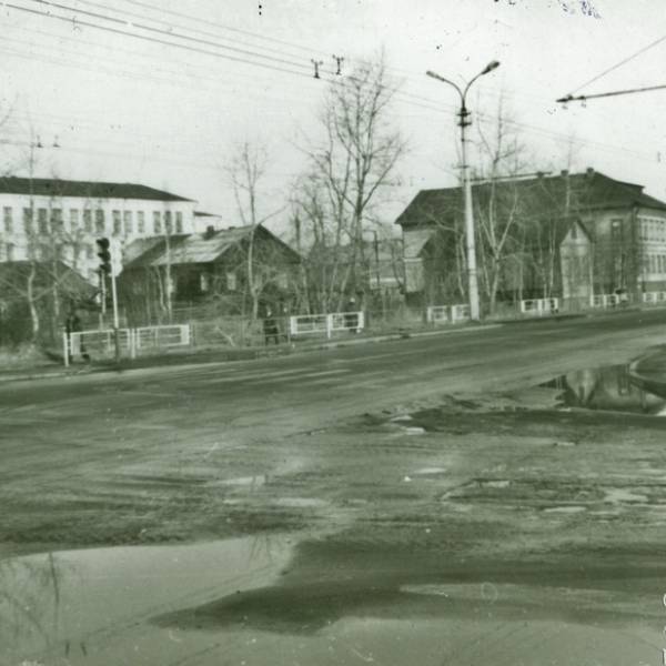 Вид на нечетную сторону ул. Энгельса (Воскресенская) от пр.Сов. Космонавтов в сторону пр. Обводный Канал. 25 октября 1985 г.