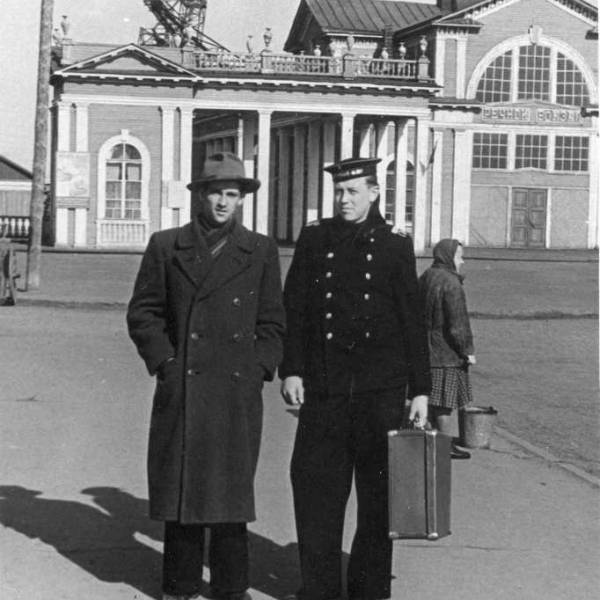 Левый берег, речной вокзал.