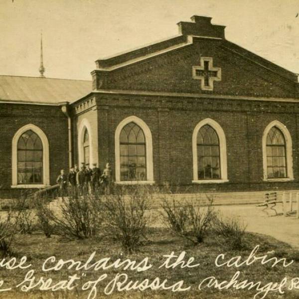 Футляр над домиком Петра Великого. Июль 1919 год.
