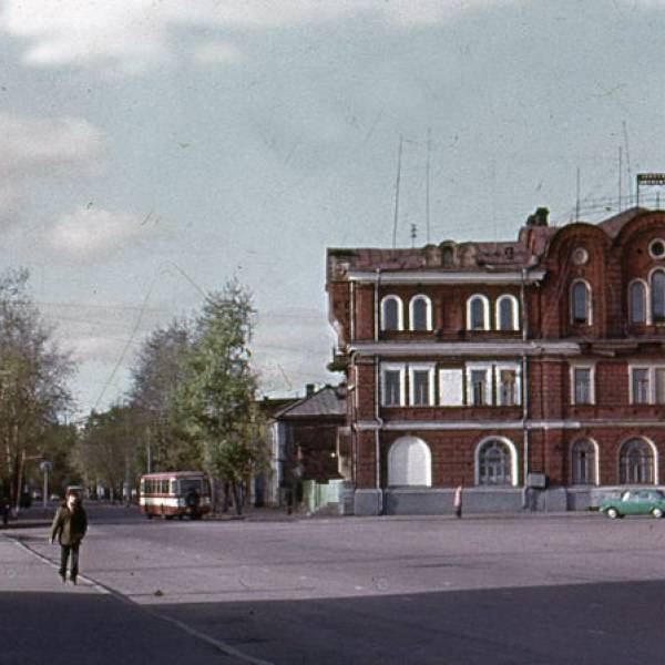 Площадь Профсоюзов, трибунал и трибуна