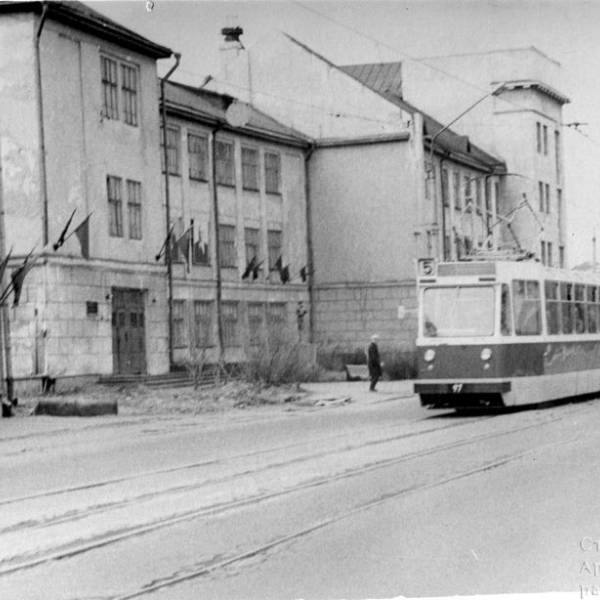 Трамвай на пересечении с ул. Гайдара. 1970 год