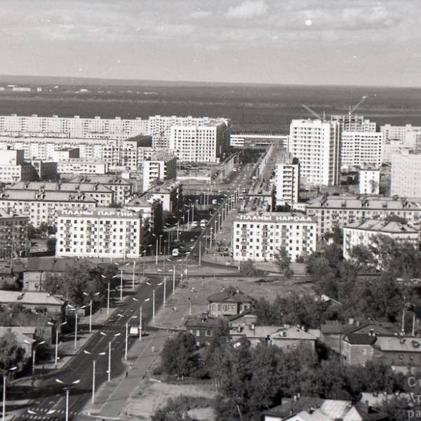 Вид со здания проектных организаций на круг Обводный-Энгельса. Август 1976 года