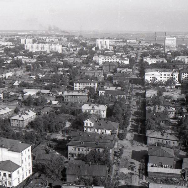 Вид со здания проектных организаций на перекресток К. Либкнехта-Чумбаровка. Август 1976 года