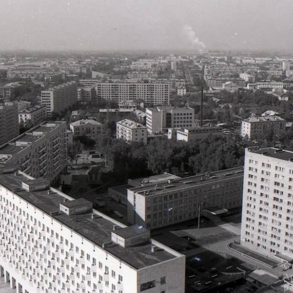 Вид в сторону школы №3 со здания проектных организаций. Август 1976 года