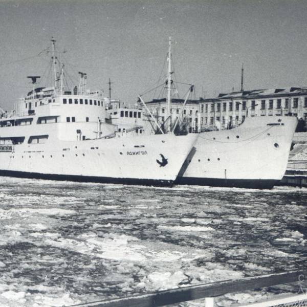 Аджигол и Мудьюг в ковше Красной пристани во время ледохода.