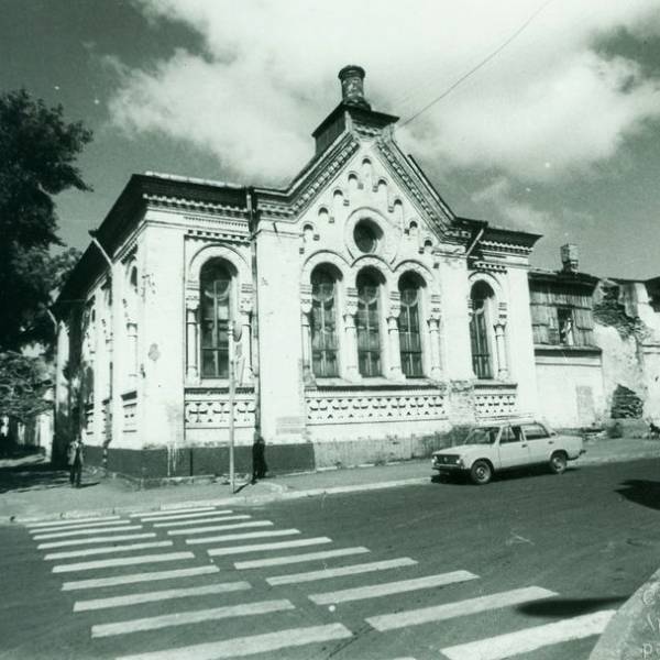 Пересечение Набережной и Театрального переулка. Предположительный период съемки 1980-1983 годы.