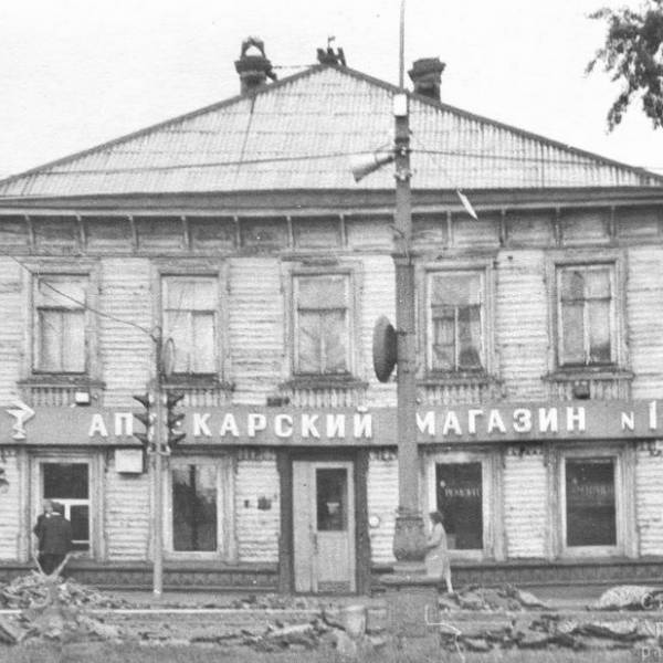 Дом №36 по пр. Павлина Виноградова, угловой с ул. Поморская. Снимок сделан, предположительно, в период 1974-1980 годов.